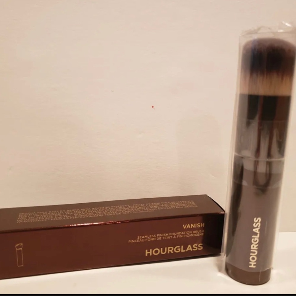 HOURGLASS Vanish Foundation Brush